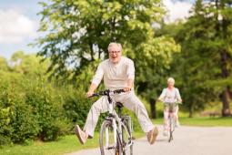 Senioren haben Spaß bei einer Fahrradtour.