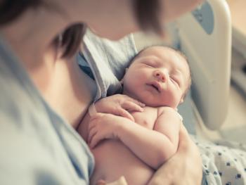 Nestschutz: Foto einer Mutter, die ein neugeborenes Baby im Armhält