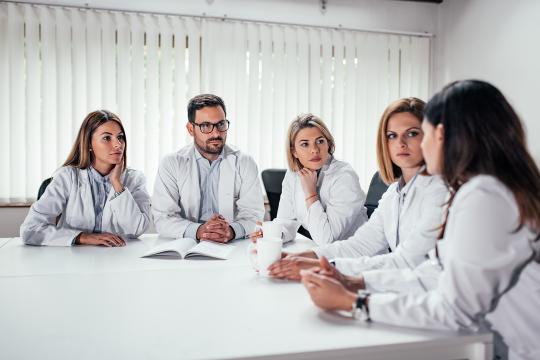 Medizinisches Team bei Besprechung